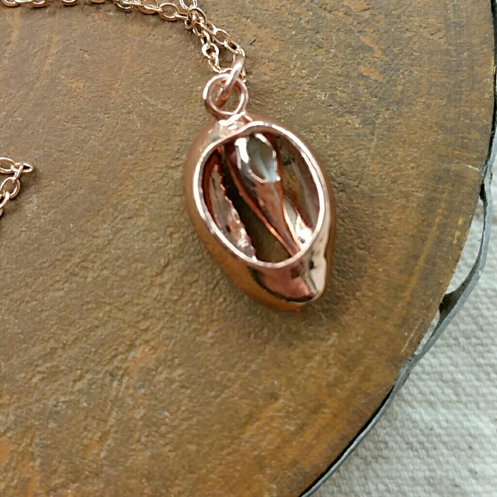 Cowie Shell Rose Gold 14k on 14K Gold Chain NEW - Picture 3 of 5